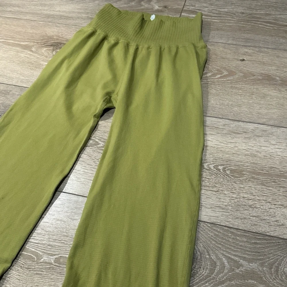 •Sold• FP Movement *Rare* Good Karma Flare Leggings In Olive Green - Picture 5 of 10